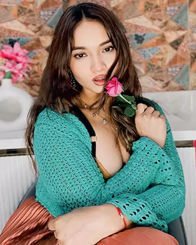 Sunny Model Escort